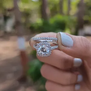 Anillo de compromiso con halo de corte redondo y banda de boda a juego de diamantes en oro blanco, anillo nupcial de diamantes cultivados en laboratorio para mujer. - Product Image 4