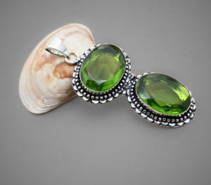 Colgante de Piedra Preciosa de Cuarzo Peridoto, Joyería de Piedra Verde Hecha a Mano con Baño de Plata - Product Image 1