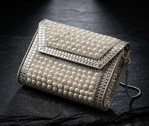 Mini pochette en laiton Kundan plaquée or, faite à la main, pour soirée, avec diamants et fermeture à boucle, provenant de l'Uttar Pradesh - Product Image 3
