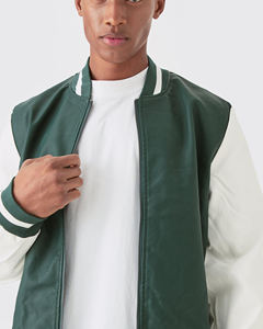 Blouson universitaire vert tendance pour homme avec manches crème, logo thermocollé, col rabattable, coupe décontractée, idéal pour l'automne - Product Image 3