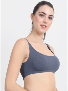 Soutien-gorge de sport gris sans couture pour femme avec rembourrage de soutien pour le yoga, la gym, l'entraînement et les activités sportives - Product Image 3