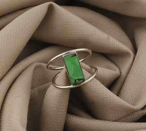 Bague solitaire classique bohème délicate en argent sterling 925 sertie de turquoise verte cuivrée taillée à la main, certifiée pour mariage et fête - Product Image 1