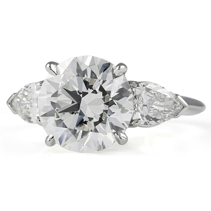 Bague de luxe Shreya diam Make avec trois pierres en diamant de laboratoire rond de 4,50 carats certifié IGI pour mariage - Product Image 4