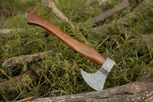 Hacha vikinga hecha a mano con espiga plana en acero de Damasco, mango de madera y funda de cuero, personalizable OEM/ODM - Product Image 4