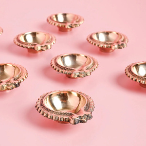 Juego de cuatro lámparas de aceite de latón pequeñas, borde decorativo adornado, decoración del hogar tradicional religiosa Vintage, lámpara de aceite de latón tradicional - Product Image 5