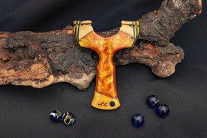 Tirachinas de madera personalizado con acabado efecto llama naranja y detalles negros, diseño ergonómico para uso en exteriores - Product Image 5
