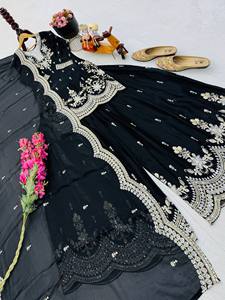 Nuevo Conjunto de Traje Sharara y Dupatta de Satén con Bordado de Lentejuelas y Cordón, Diseño TENNECY, de Gujarat - Product Image 5