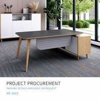Bureau de direction moderne en forme de L avec plateau aspect pierre, pieds en bois inclinés et rangement latéral pour usage commercial