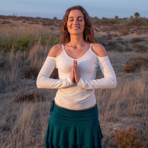 Haut à manches longues avec épaules découpées, style bohème elfe, design fluide et léger, parfait pour les festivals ou le quotidien - Product Image 1