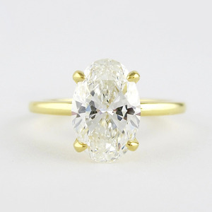 Bague de fiançailles solitaire de luxe en or jaune 14 carats avec diamant de laboratoire taille ovale - Product Image 1