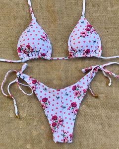 Ensemble de bikini à imprimé floral tropical géométrique, haut triangle à col halter, bas échancré qui flattere les fesses, deux pièces - Product Image 3