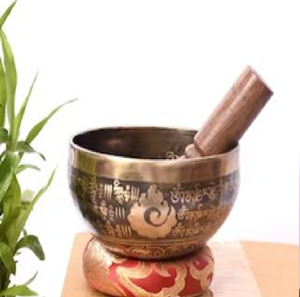 Cuenco tibetano clásico de latón dorado martillado a mano con percusor de madera sobre una base de seda roja. Disponible a precios de mayorista. - Product Image 2