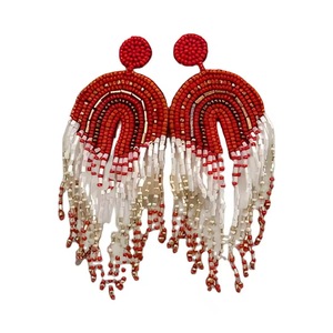 Boucles d'oreilles pendantes artisanales rouges et blanches à pampilles perlées, ornées de perles, faites à la main, motif perroquet, de la marque BaubleBar - Product Image 1