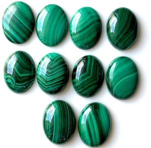 Vente en gros de cabochon poli en malachite naturelle de forme ovale uni pour la fabrication de bijoux - Product Image 1