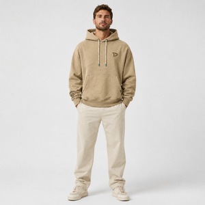 Sudadera con capucha de forro polar beige para hombre con logo en relieve y bolsillo frontal, corte regular, estilo casual para otoño. - Product Image 5