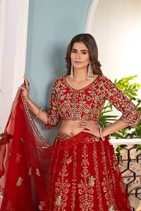 Lehenga Choli Intrincadamente Bordado en Tonos Vibrantes para Diwali y Bodas, con Materiales Reciclados y Estilo Tradicional - Product Image 5
