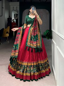 Conjunto de Lehenga Choli de Seda Elegante con Estampado y Borde Tejido con Zari, Lehenga con Dupatta de Seda, Ropa Étnica India - Product Image 2