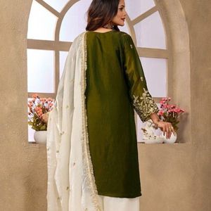 Ensemble haut et sharara en satin de qualité supérieure, brodé de paillettes et de zari, avec dupatta élégante brodée assortie, tenue de créateur pour occasions festives - Product Image 6