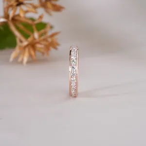 Bague élégante en or rose 14 carats avec moissanite sertie en canal pour femme, bijou classique pour mariage ou anniversaire, cadeau pour elle - Product Image 3