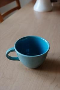 Taza de café de cerámica con exterior azul profundo brillante, interior de líneas limpias, agarre cómodo y diseño que conserva el calor para hogares modernos. - Product Image 5