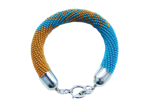 Bracelet fantaisie brodé de perles, style artisanal signature, nouveau modèle. Luxueux et multicolore. Les dernières tendances en matière de montres élégantes. - Product Image 5