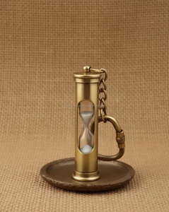 Porte-clés sablier artisanal en laiton massif, mini minuteur à sable, style vintage, personnalisable, léger, article cadeau - Product Image 5