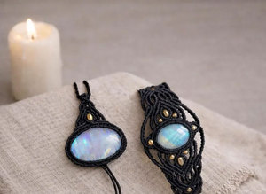 Ensemble de bracelets d'amitié ajustables faits à la main en macramé noir plaqué or avec opalite vintage et pierres de guérison en cristal style bohème - Product Image 4