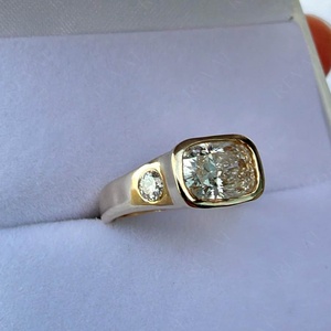 Anillo de Compromiso de Tres Piedras con Diamante Cultivado en Laboratorio de 2 Quilates, Corte Alargado, Certificado IGI - Product Image 4