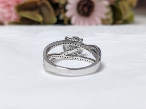 Anillo de compromiso de lujo vintage con moissanita de 2.50 ct y engaste de garras retorcidas Lurba Jewels, regalo de aniversario para mujer, de oro macizo - Product Image 2