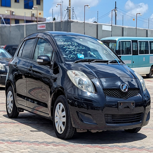 Toyota Vitz d'occasion et neuve, conduite à gauche, intérieur foncé, transmission automatique et manuelle, excellent état, en stock - Product Image 2