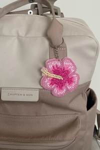 Llavero Bordado a Mano con Cuentas, Moderno y Elegante, con Diseño Floral y Acabado Premium, para Mujeres y Niñas - Product Image 2