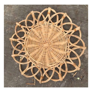 Set de table en rotin fait main avec un élégant motif floral |   Assiette de présentation en osier naturel |   Décoration de table écologique - Product Image 4