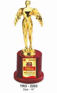 Trophée en forme de figure humaine aux ailes dorées sur socle en bois, statue de reconnaissance pour récompense d'entreprise - Product Image 4