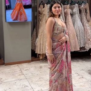 Sari de seda Tabby de primera calidad con un hermoso estampado integral, elegantes lentejuelas y auténtico trabajo con espejos, diseñado para brindar una experiencia única. - Product Image 1