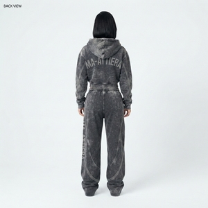 Conjunto de chándal de dos piezas para mujer con sudadera corta con cremallera y pantalones de chándal de pierna ancha con lavado ácido y pedrería - Product Image 4