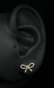 Pendientes de Diamante Radiante con Forma de Lazo en Oro de 14K con Delicado Estilo de Cinta - Product Image 5