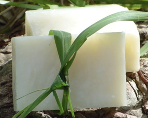 Jabón sólido de coco elaborado con aceite de copra y glicerina, diseñado para una rutina de limpieza, suministro para el hogar y hoteles, origen Vietnam. - Product Image 3