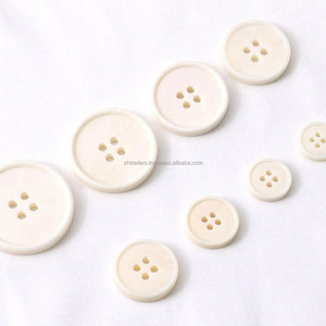 Botones de Cuerno Modernos Hechos a Mano de Calidad de Lujo y Ecológicos con 4 Agujeros para Prendas de Vestir, Alta Calidad de la India - Product Image 2