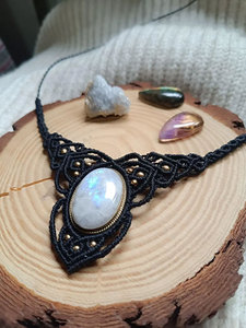 สร้อยคอหินมูนสโตนทำมือพร้อมจี้มาคราเม่สีดำลายประณีต สไตล์โบโฮ หินบำบัด พลังงานจากคริสตัล ของขวัญเครื่องประดับ - Product Image 3