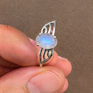 Anillo de compromiso y boda unisex de plata de ley 925 con baño de rodio y piedra lunar de corte ovalado de Rhaya Jewels, moderno para fiestas, piedra de nacimiento de junio - Product Image 1