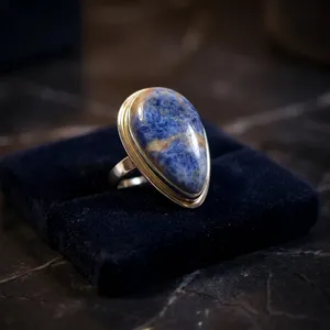 Bague cocktail en sodalite bleue, argent sterling 925, sertissage clos, forme poire, style bohème unisexe - Product Image 2