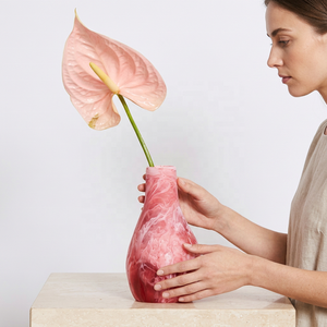 Vase à fleurs en résine artisanale écologique et imperméable, motif tourbillon blanc clair unique, décoration moderne pour mariage et maison, idéal pour le salon - Product Image 1