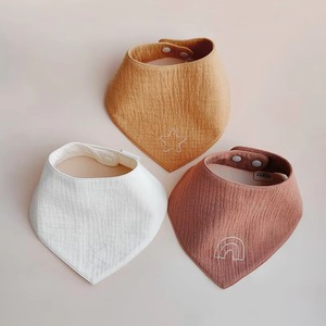 Bavoir pour bébé en coton uni, design minimaliste avec motif brodé - Product Image 1
