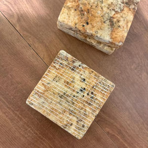 Ensemble de trois sous-verres vintage en marbre beige et noir, décoration de table en pierre naturelle - Product Image 1