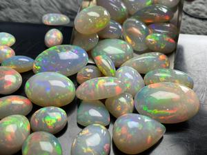 โอปอลเอธิโอเปียธรรมชาติแบบคาโบชอง รูปทรงผสม หลายสี ประกายสวยงาม พลอยหลวม ไม่ผ่านการปรับแต่ง สำหรับทำเครื่องประดับ - Product Image 1