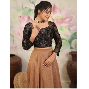 Ensemble Lehenga Choli brodé très demandé pour femmes, tenue ethnique de créateur pour occasions festives, disponible à la vente - Product Image 1