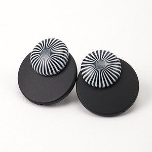 Boucles d'oreilles en résine de créateur faites à la main avec finition de luxe, artisanat artistique, style de mode moderne, fournitures de perlage durables - Product Image 6