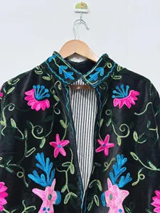 Veste Suzani en velours noir de qualité supérieure, brodée de fleurs, avec motif cerf, manches longues, col montant, faite à la main, style bohème, pour l'automne - Product Image 3
