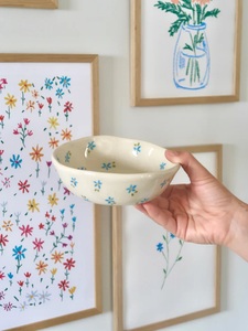 Tazón de Cerámica Hecho a Mano con Delicado Diseño Floral Azul, Acabado Glaseado Suave para Servir con Elegancia y Estilo - Product Image 3