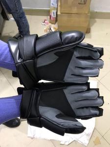 Guantes de hockey sobre hielo ajustables de cuero PU con cierre de velcro para adultos, diseño negro sólido - Product Image 3